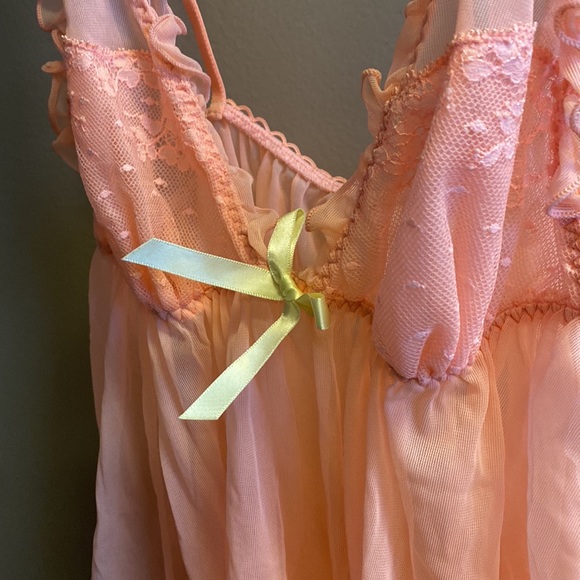 Woman’s Victoria’s Secret loungerie - Picture 2 of 6